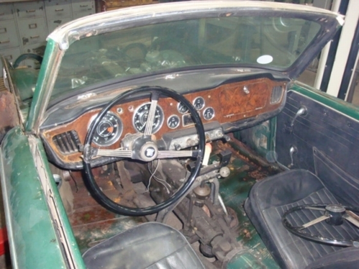 Triumph TR4 dunkelgruen 033.jpg